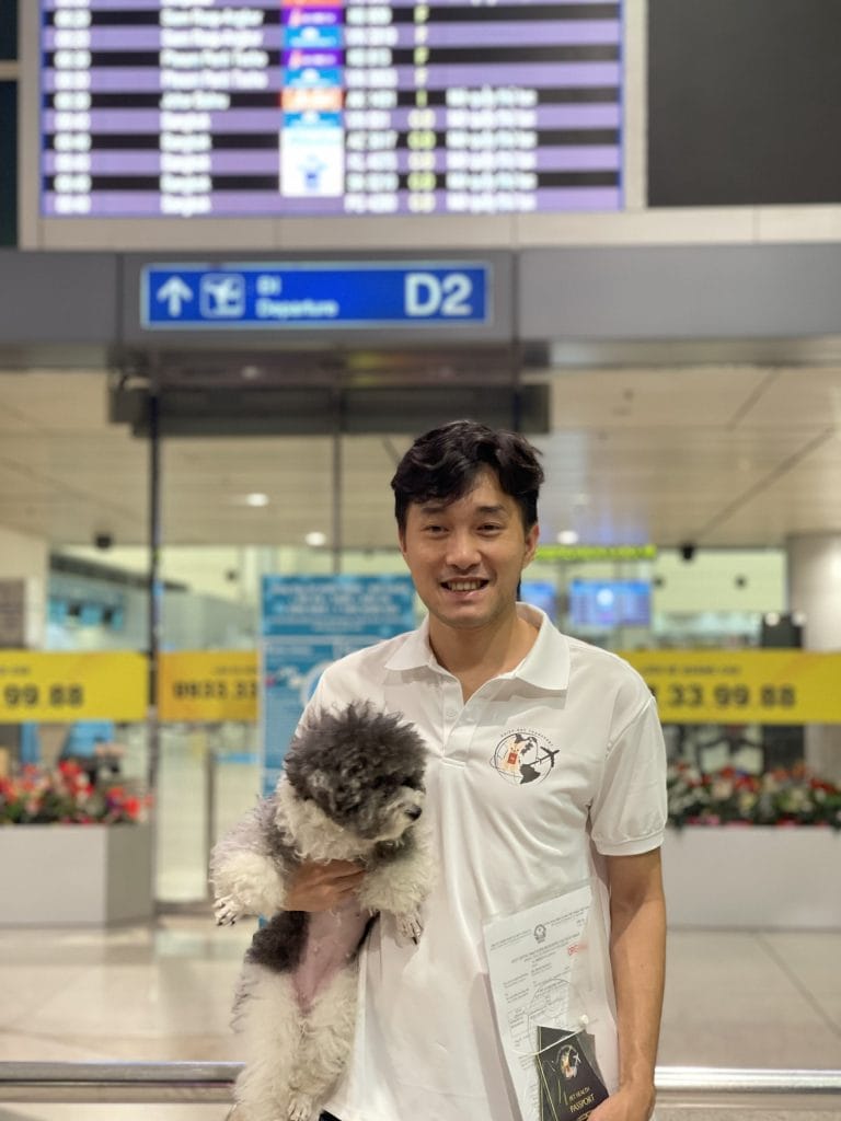 Bàn giao êm xuôi tại sân bay trước giờ lên máy bay.