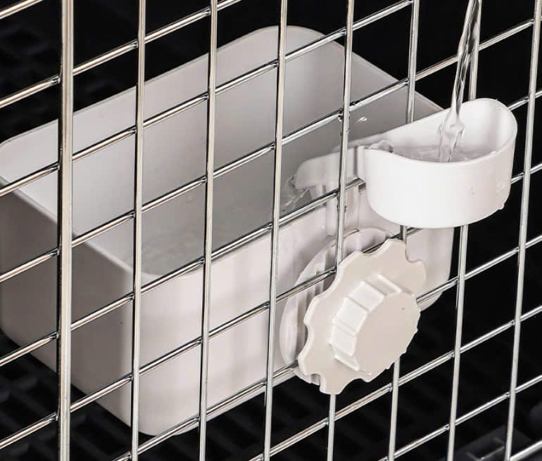 Bát nước của lồng có phễu châm nước