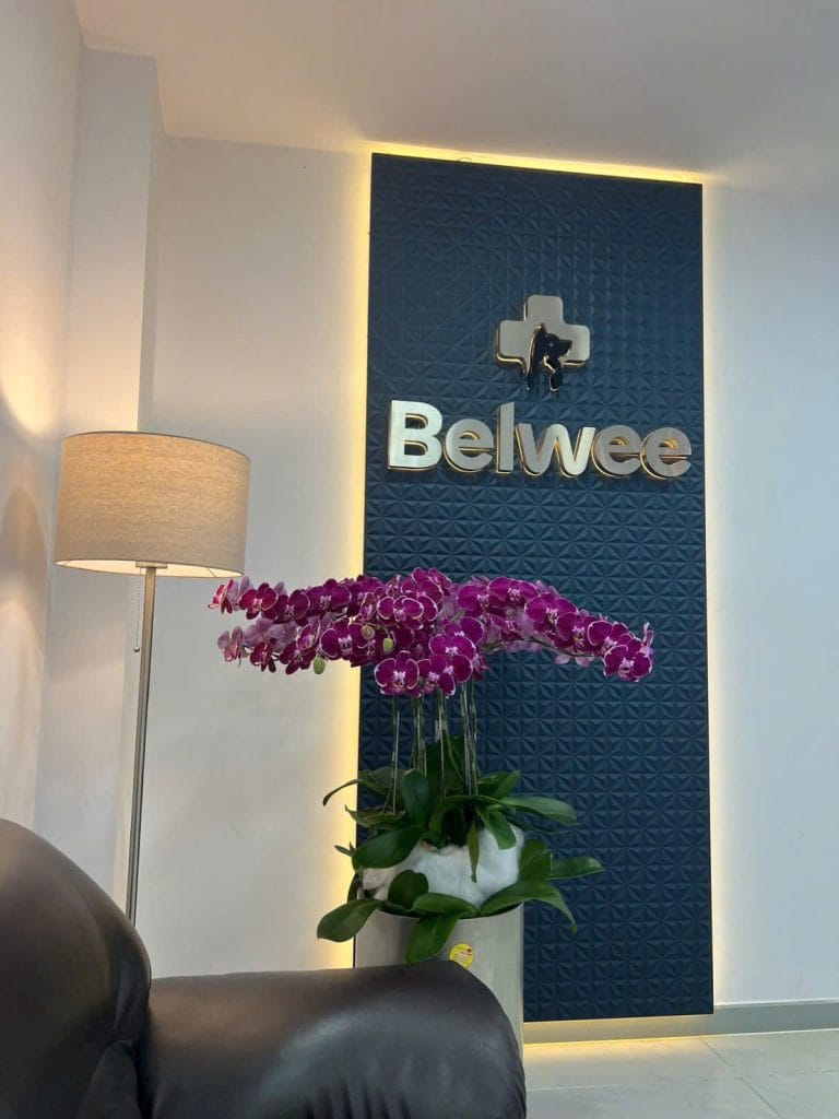 Sảnh Bệnh viện Thú y Belwee với bảng hiệu logo Belwee